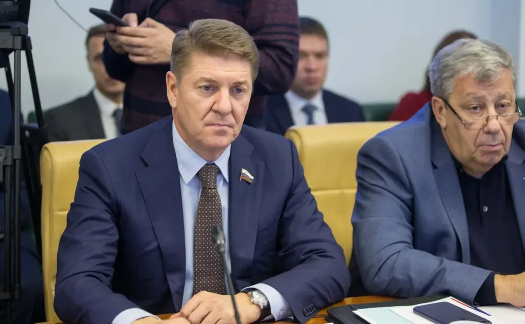 Андрей Шевченко (cлева) во время проведения совещания. Источник: council.gov.ru.
