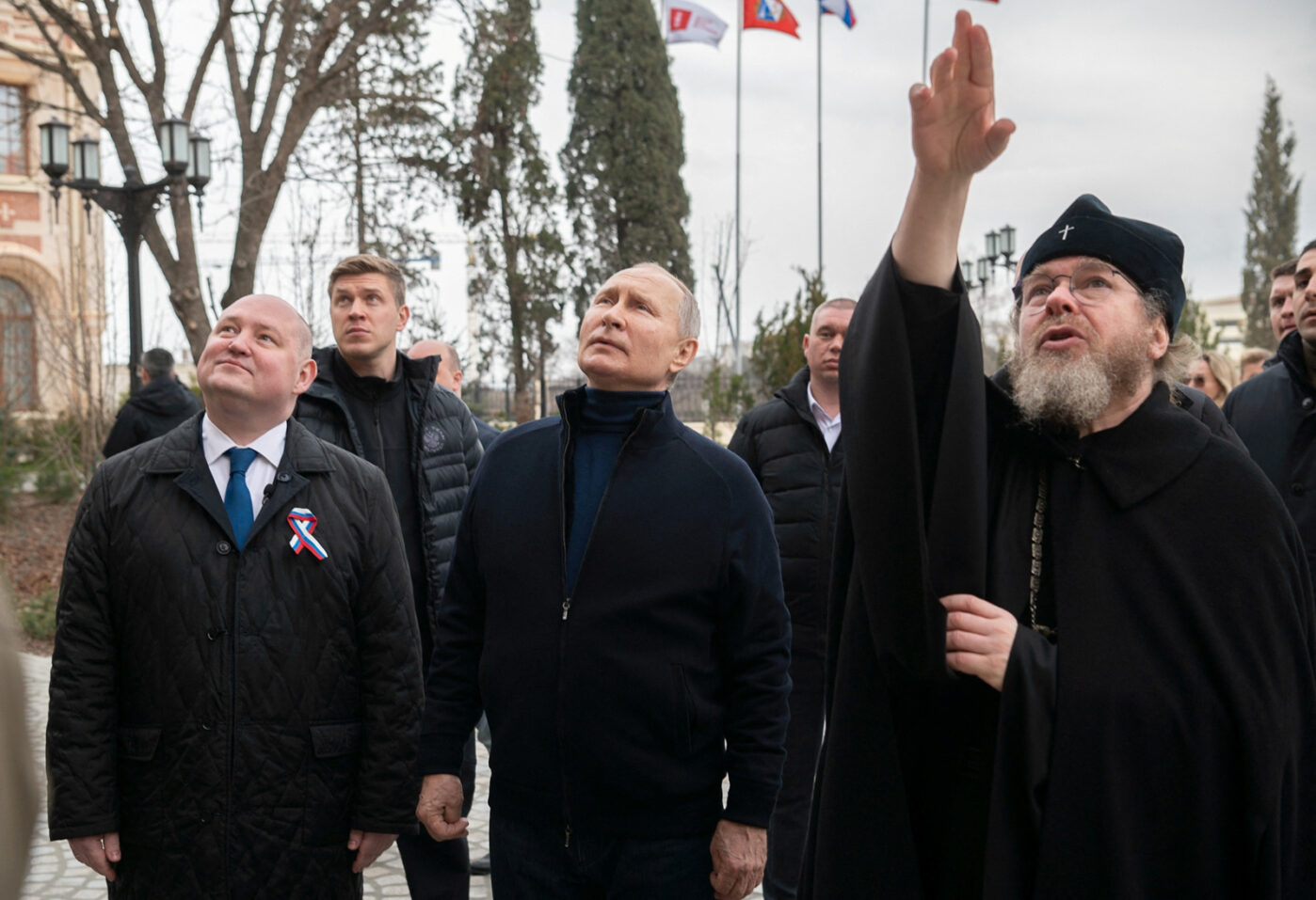 Губернатор Севастополя Михаил Развожаев, Владимир Путин и митрополит Тихон (Шевкунов) в государственном музее-заповеднике «Херсонес Таврический» в Севастополе