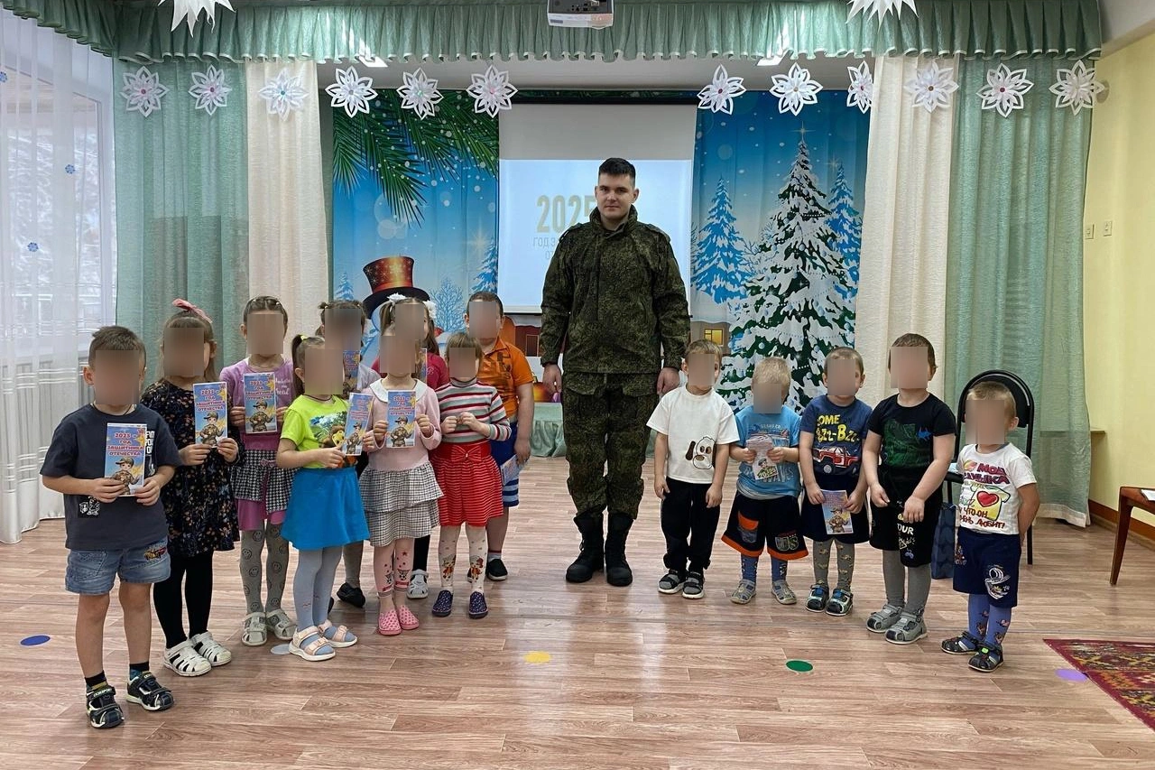 В российских детсадах и школах начались мероприятия, посвящённые году защитника Отечества, объявленному Владимиром Путиным