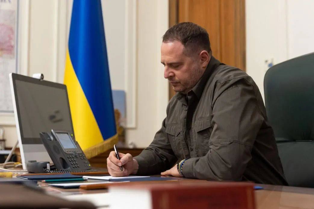 Глава офиса президента Украины Андрей Ермак ушёл в отставку на фоне обысков и коррупционного скандала