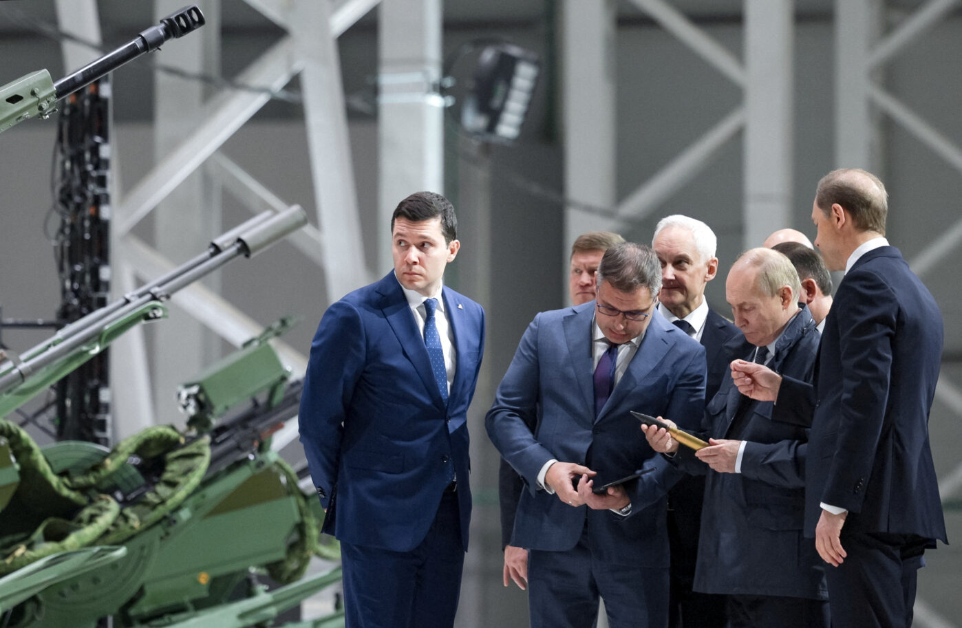 Министр промышленности и&nbsp;торговли Антон Алиханов (слева) во&nbsp;время осмотра Путиным выставки вооружения и&nbsp;военной техники «Мотовилихинских заводов» в&nbsp;Перми