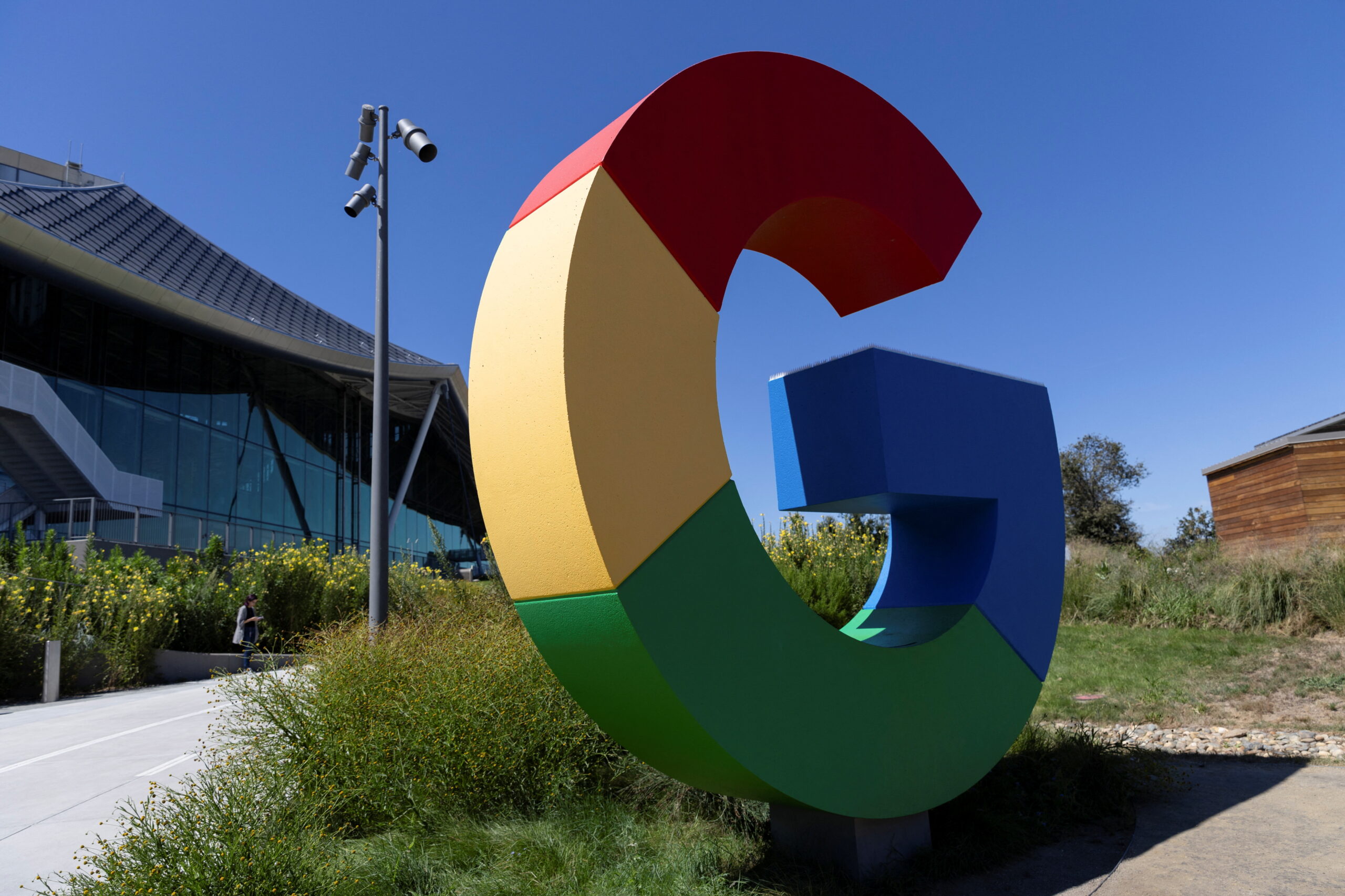 Почти 400 тыс. единиц контента власти РФ потребовали удалить от Google за первые 6 месяцев 2025-го