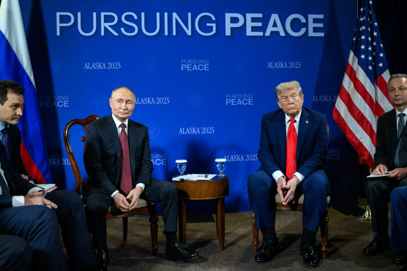 На встрече в Аляске Владимир Путин и Дональд Трамп пытались очертить компромиссные контуры окончания войны в Украине