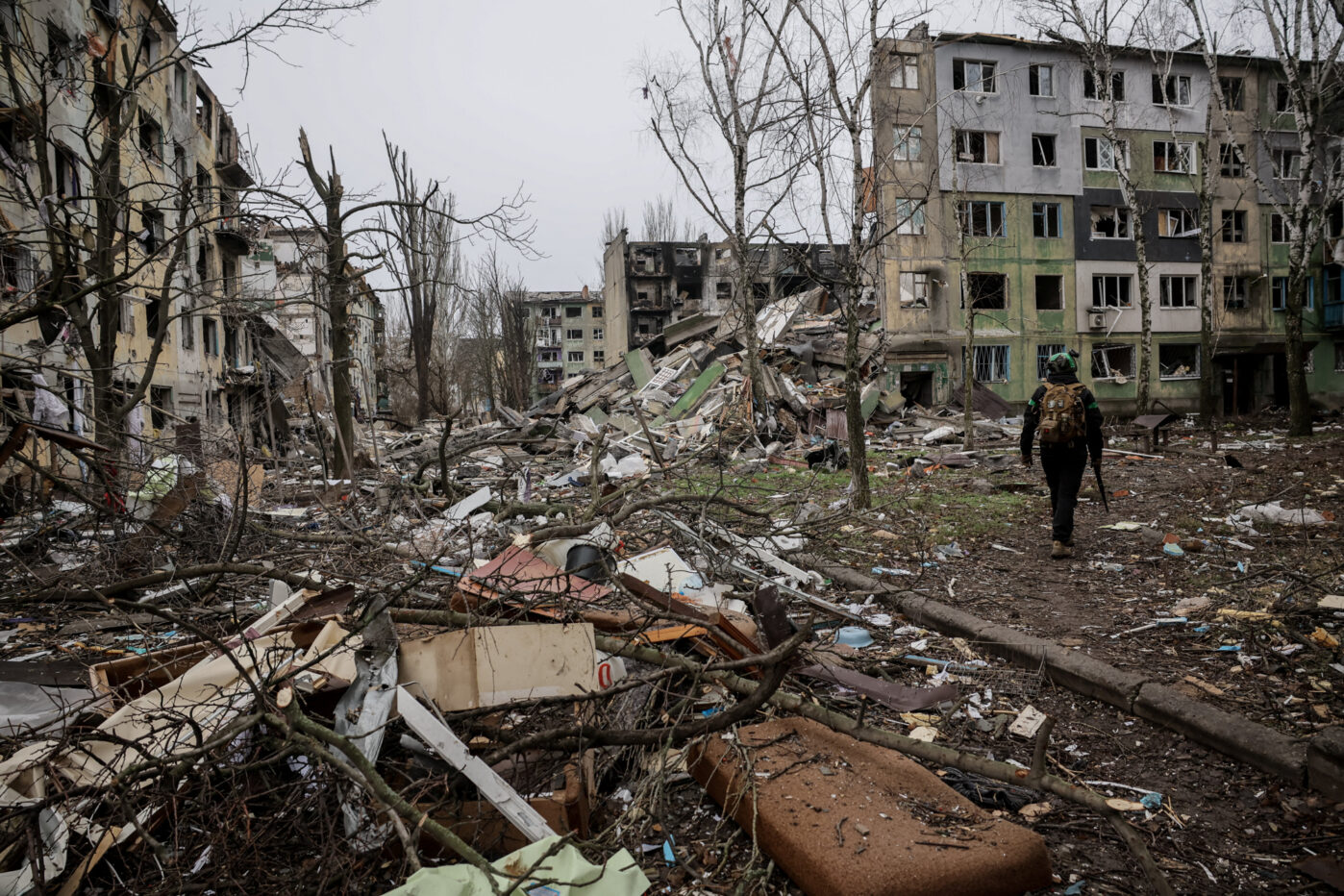 Украинский военнослужащий идет мимо многоквартирных домов в прифронтовом городе Константиновка Донецкой области