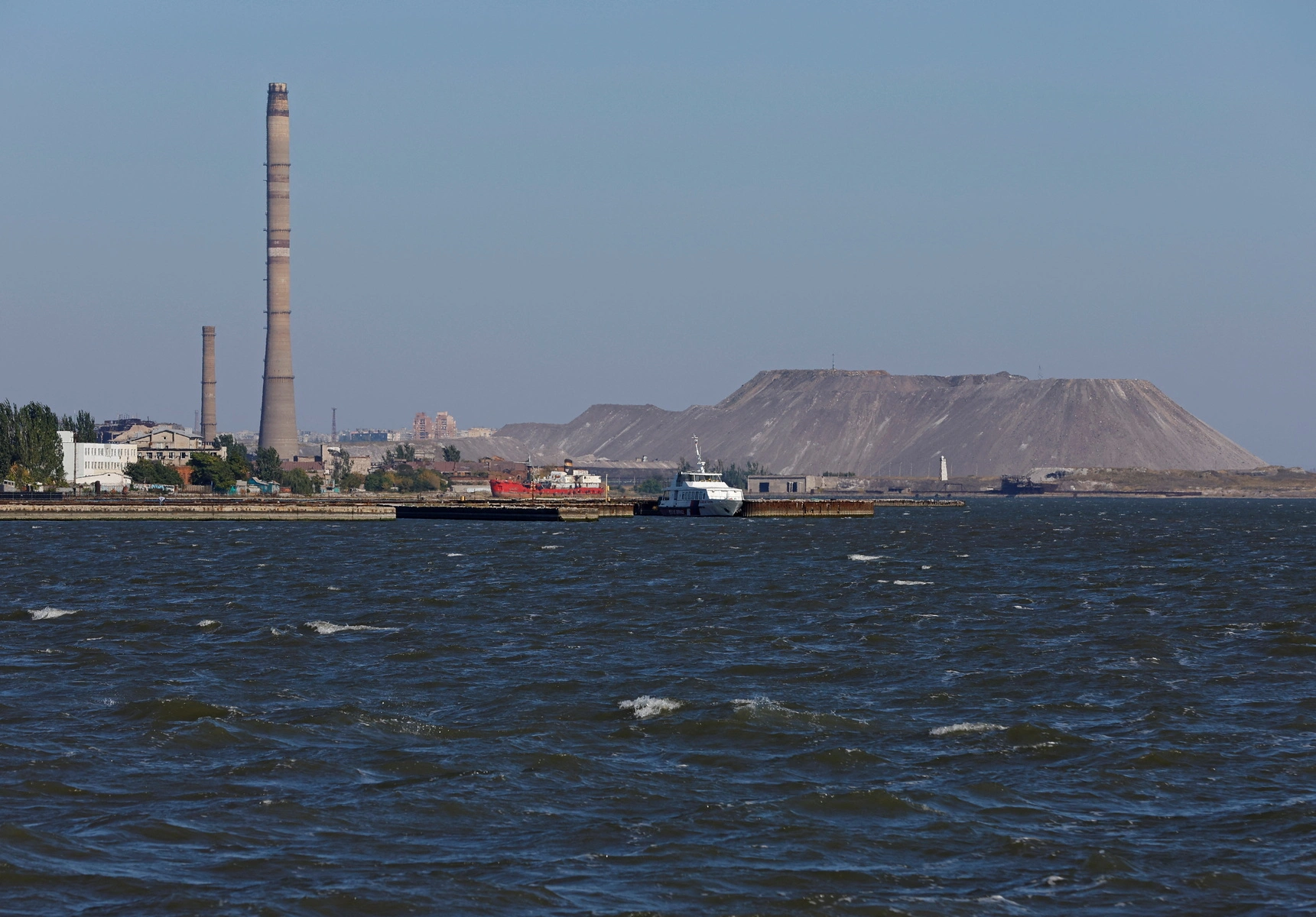 После атак ВСУ на суда в Азовском море Россия готовит альтернативные маршруты поставок. Ограничения уже затронули экспорт зерна и работу южных портов