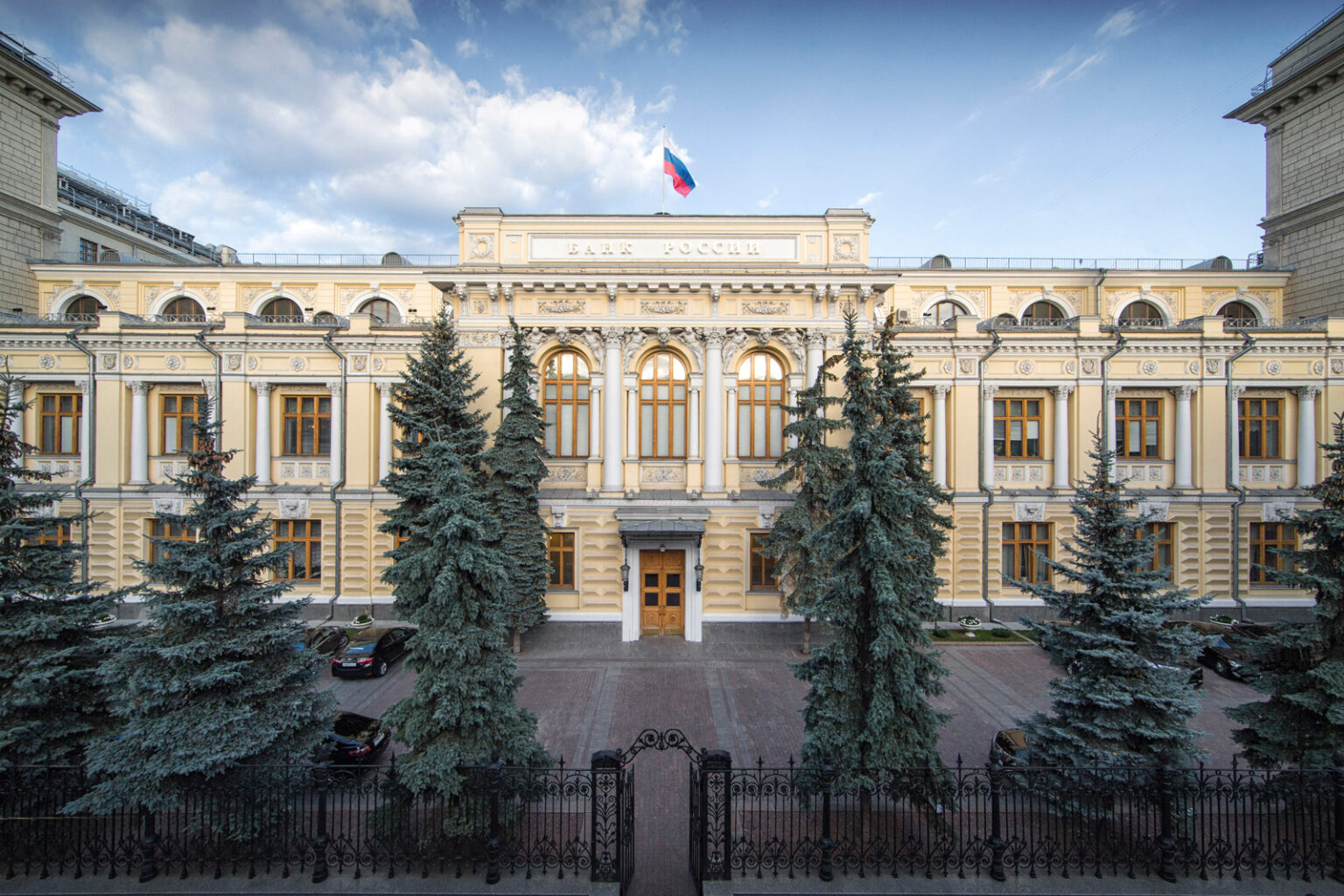 Банк России снизил прогноз роста ВВП на 2026 год до 0–1% и повысил прогноз по инфляции до 6–7%. Регулятор объяснил пересмотр ухудшением экономических условий