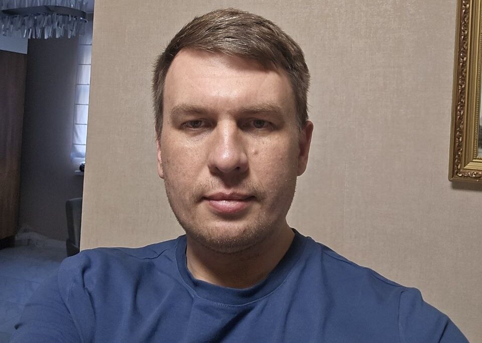 Экспертиза института Сербского признала блогера Илью Ремесло вменяемым. Его обвиняют в «фейках» об армии после публикации постов с критикой Путина и войны