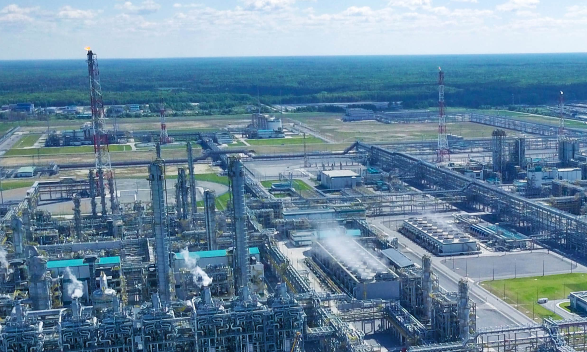 После атаки беспилотников мог полностью остановиться крупнейший нефтехимический комплекс России «ЗапСибНефтехим» в Тобольске