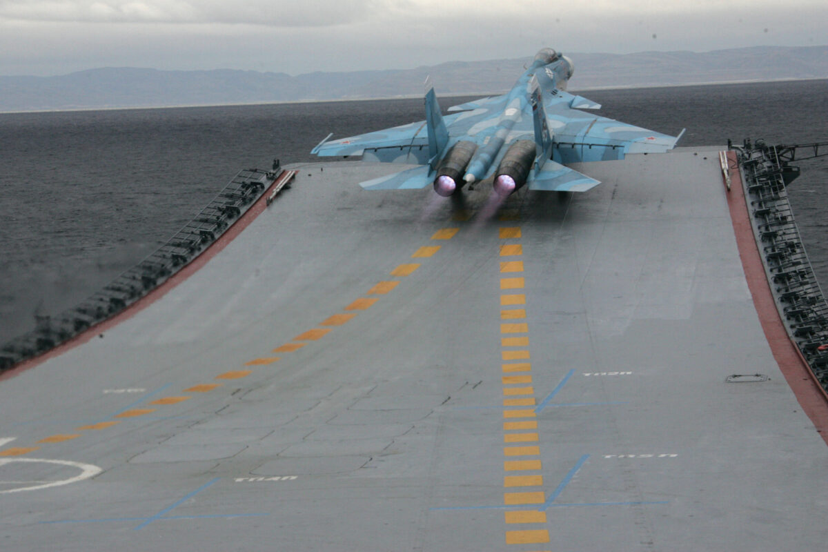 На спутниковом снимке аэродрома в Анапе виден фрагмент российского Су-33